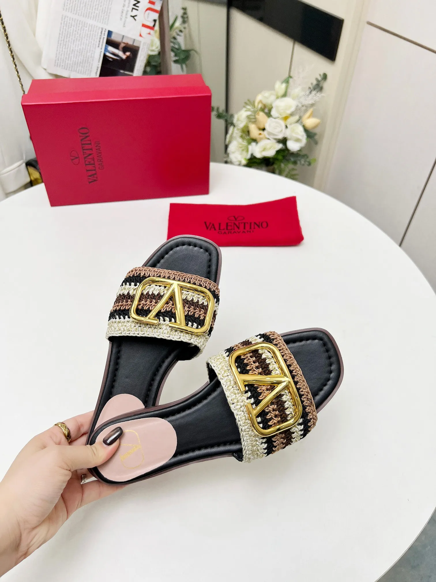 👟👟Ex-factory price 440👟👟 Genuine leather sole +30 🆕 Valentino👑👑 Latest series with perfect hand-woven details. A very eye-catching catwalk series launched [strong][strong] Code number: 35 to 43 (genuine leather sole +30)